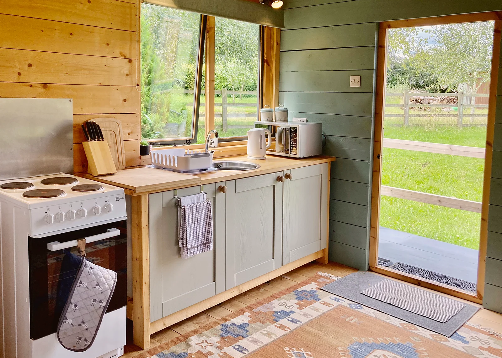 Wranglers Den - Fully stocked kitchen