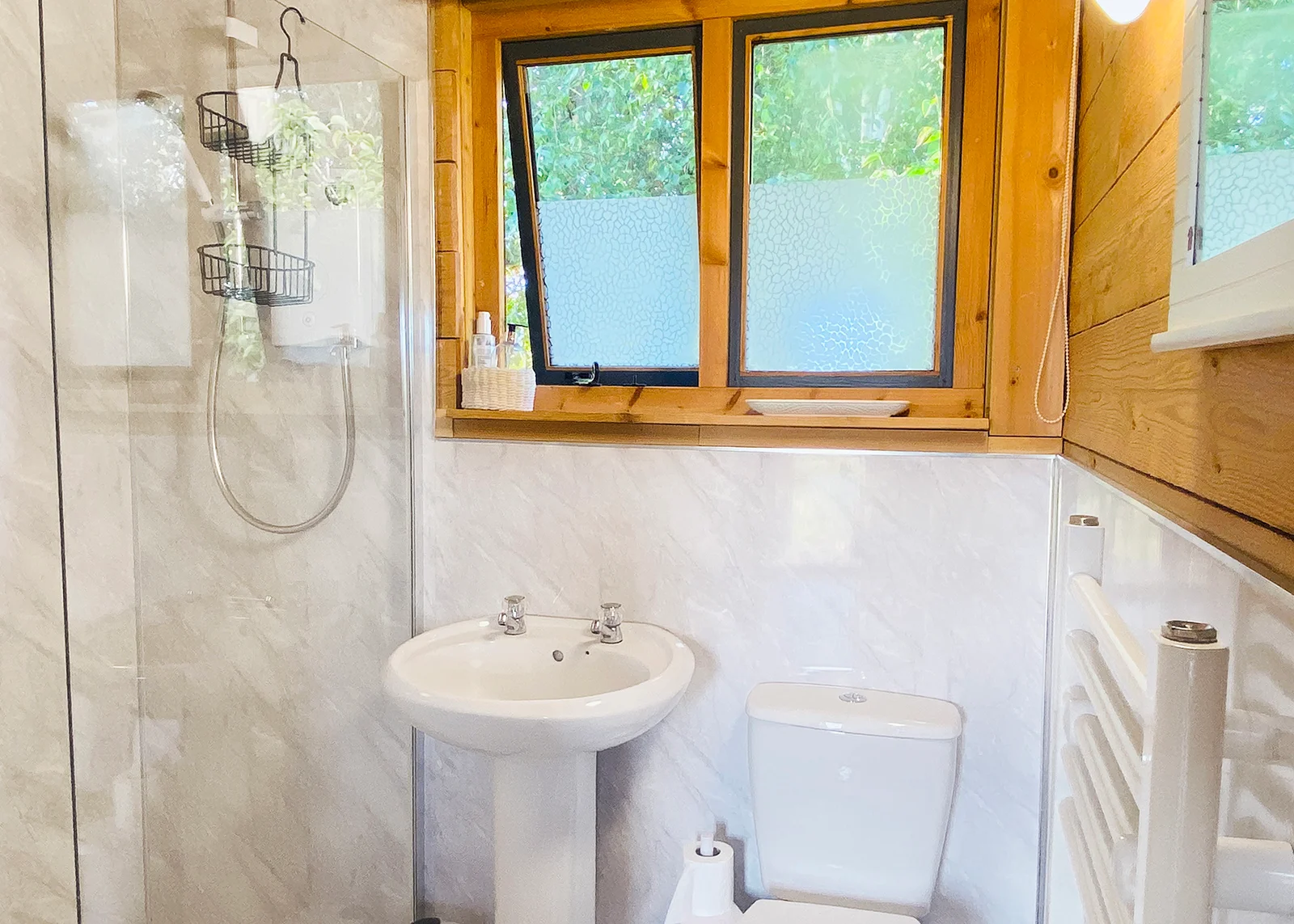 Wranglers Den - Cozy bathroom with shower